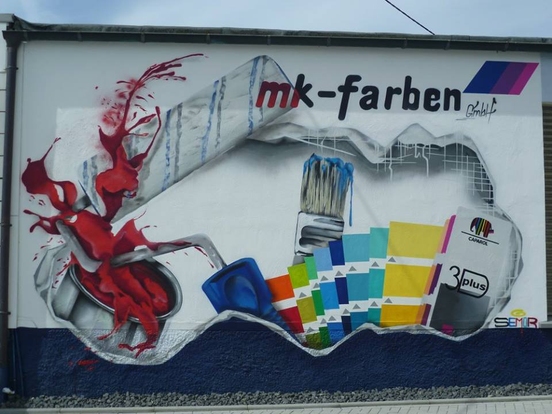 Der künstlerische Blickfang an der Fassade von mk farben gmbh