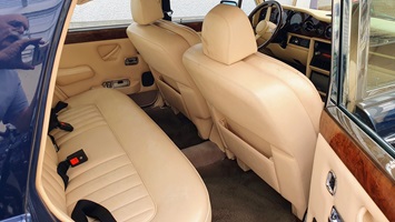 Innenraum eines sehr gepflegten Rolls-Royce Silver Shadow II