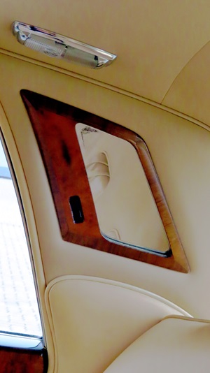 Schminkspiegel im Innenraum eines sehr gepflegten Rolls-Royce Silver Shadow II