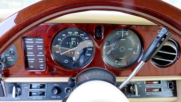 Innenraum eines sehr gepflegten Rolls-Royce Silver Shadow II