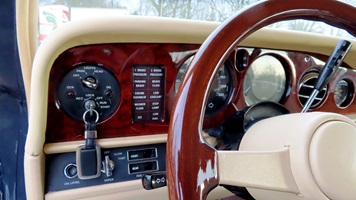 Innenraum eines sehr gepflegten Rolls-Royce Silver Shadow II