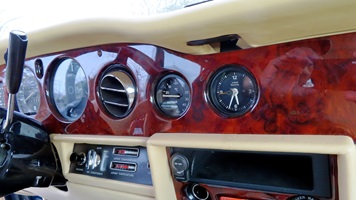 Innenraum eines sehr gepflegten Rolls-Royce Silver Shadow II