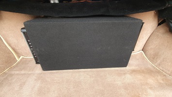 Subwoofer im Kofferraum eines sehr gepflegten Rolls-Royce Silver Shadow II